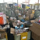 Entre la oferta habían cajas llenas de juguetes, gorras, vapes y prendas de vestir.