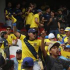 Hinchas de la TRI alientan en Quito.