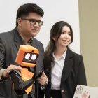Espol. Los actuales ingenieros en mecatrónica presentaron su proyecto de software con inteligencia artificial en robot humanoide terapeútico.