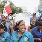 Docentes participan en una protesta durante el paro nacional este viernes, en Ciudad de Panamá (Panamá).