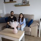Sergio Encinas y su pareja Lorena Pacheco posan en su apartamento de Madrid el 20 de febrero de 2025.