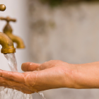 El agua es vital para la vida, pero millones aún carecen de acceso a ella.
