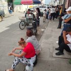 Familiares de los fallecidos por el colapso del puente Gonzalo Icaza Cornejo en los exteriores de la morgue de Daule.