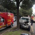 Uno de los autos se impctó contra un árbol.