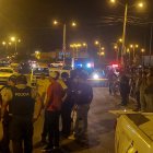 Elementos policiales efectúan la investigación del asesinato del ex sargento Ronquillo, en Santa Elena.