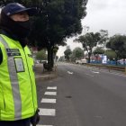 Agentes de la AMT coordinan la movilidad en las calles aledañas al lugar del debate.