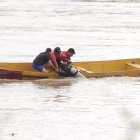 Buzos intensifican sus labores para hallar la persona aún desaparecida tras el colapso del puente.