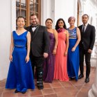 El elenco está compuesto por María Fernanda Argotti, Andrea Cóndor, Olmes Nogales, Jorge Cassis, y las maestras Zelfa Díaz y Chinatsu Maeda.