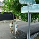 El nombre de la destacada educadora ecuatoriana Mercedes Moreno Irigoyen ha sido plasmado en una de las calles de Puerto Azul desde 1997. Tania de Pólit (d) es gestora del proyecto.