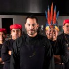 El chef Rodrigo Pacheco junto a su equipo de Foresta.