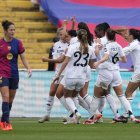 Las jugadoras del Real Madrid celebran el gol de Alba Redondo ante el Barcelona en el Estadi Olímpic Lluís Companys.