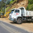 En la av. Oswaldo Guayasamín se hacen trabajos preventivos en los taludes.