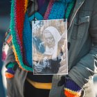 Una persona sostiene una fotografía de Nora Cortiñas, cofundadora de las Madres de Plaza de Mayo, en Buenos Aires (Argentina).