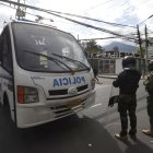 La fuerza pública resguarda el acceso al edificio de los medios públicos en el norte de Quito