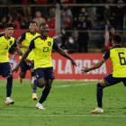 AMDEP3397. SANTIAGO (CHILE), 16/11/2021.- Los jugadores de Ecuador celebran un gol hoy, en un partido de las eliminatorias sudamericanas para el Mundial de Catar 2022 entre Chile y Ecuador en el estadio San Carlos de Apoquindo en Santiago (Chile). EFE/Alberto Valdés POOL