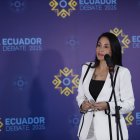 La candidata correísta, Luisa González, fue la primera en llegar a los medios públicos.