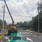 Funcionarios y maquinaria de la Prefectura de Pichincha cerraron la vía hasta colocar el rótulo en la av. Quintana.