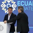 Durante los cortes informativos, Noboa se reunía con su equipo de campaña.