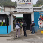 Guías penitenciarios realizan investigaciones en el Centro de Rehabilitación Social de Loja tras hallazgo de tres reclusos sin vida.