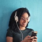 Esta tecnología revolucionó sectores como el audiovisual y la música, facilita el acceso multiplataforma y el consumo bajo demanda.