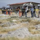 Integrantes de medios de comunicación recorren el Rancho Izaguirre este jueves, en el municipio de Teuchitlán, Jalisco (México).