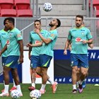 Matheus Cunha (c) de la selección brasileña de fútbol participa junto a sus compañeros en un entrenamiento preparatorio para el partido contra Argentina.