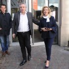 Foto de archivo del expresidente de argentina Alberto Fernández (c) y su exesposa Fabiola Yañez