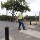 Las cadenas representan riesgo para los peatones que circulan por el puente 5 de Junio.