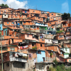 Calles de Caracas, Venezuela, donde la alta inflación y la violencia dificultan la vida cotidiana de sus habitantes.