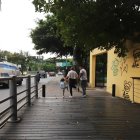 Familias suelen transitar por las aceras del puente 5 de Junio, entre el Malecón del Salado y el parque lineal que conduce a Guayarte.