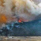 Las autoridades desplegaron este lunes 36 helicópteros para colaborar desde el aire en las labores de contención de las llamas.