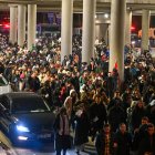 Manifestantes en apoyo del alcalde de Estambul, Ekrem Imamoglu, detenido el 19 de marzo de 2025.