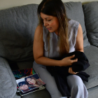 Resignación. Roxana Ramos contempla una de las últimas fotos que se tomó junto a su hijo antes de morir.