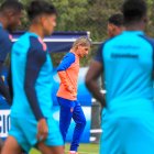 El entrenador de la selección ecuatoriana de fútbol Sebastian Beccacece participa en una práctica de la Tri.