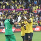 Hernán Galíndez (i) y Willian Pacho forman parte de la "muralla" tricolor.