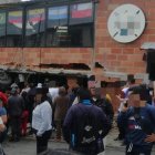 El camión bajó a toda velocidad y se impactó contra la vivienda.