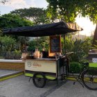 Urban Monkey Coffee recorre calles del norte de Guayaquil con sus productos y organiza eventos artísticos en parques de la ciudad.