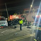 Dos personas fallecieron por el grave choque de dos autos en Tumbaco, valle de Quito.