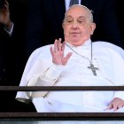 El papa Francisco saluda y bendice a los fieles desde el balcón del hospital Gemelli, en Roma, el 23 de marzo de 2025.