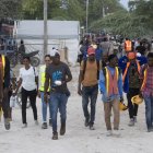 Fotografía del 20 de marzo de 2025 de trabajadores haitianos cruzando el muro fronterizo, en Pedernales (República Dominicana)