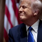 El presidente estadounidense Donald Trump responde a interrogantes de la prensa durante un encuentro con candidatos a embajadores en la Sala del Gabinete de la Casa Blanca este 25 de marzo de 2025.