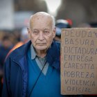 Fotografía de archivo en donde un hombre de la tercera edad participa en una manifestación en Buenos Aires (Argentina).