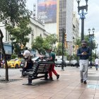 Centro. Es característico encontrar en el Bulevar Nueve de Octubre bancas para que las personas puedan descansar y contemplar el espacio público e histórico de Guayaquil.