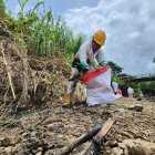 Limpieza. Un obrero de Petroecuador limpia la orilla del río Caple, contaminada por el derrame de crudo.