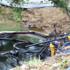 Personal técnico de Petroecuador se encuentra en el puente de Viche, realizando labores de contención