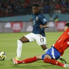 Darwin Guagua (i) de Ecuador en el dominio de la pelota ante la marca de un jugador de Chile, en el partido por la fecha 14 de las eliminatorias sudamericanas