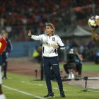 Sebastián Beccacece dando indicaciones a la selección de Ecuador en el partido contra Chile, en Santiago
