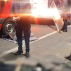 El cadáver del asaltante quedó sobre el asfalto de la avenida Simón Bolívar, luego de que un policía lo abatió.