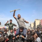 Los palestinos se reúnen para protestar contra la guerra en curso entre Israel y Hamas y el bloqueo israelí de la Franja de Gaza, en Ciudad de Gaza, 26 de marzo de 2025.