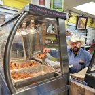 El dueño del Mercado Beef Master Meat, Marco Antonio López, posa durante una entrevista con EFE este 24 de marzo de 2025, en Tucson, Arizona (EE.UU.).
